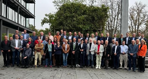 Gruppenfoto mit allen Mitgliedern der Verbandsversammlung in der 11. Wahlperiode.