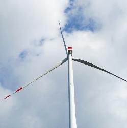 Das Bild zeigt drei Windräder